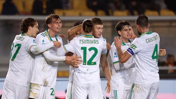Artem Dovbyk celebra un gol con sus compañeros.