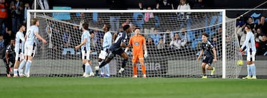 0-1. Córner que saca Trent-Alexander Arnold en corto para Arda Güler. El jugador turco, que ve desmarcado a Aurelien Tchouameni en el balcón del área, centra raso para que el centrcampista francés la pege de primeras y mande el balón al fondo dela portería de Ionut Ranut.