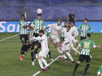 Jugadores de Madrid y Betis, en un momento del partido del sábado en Valdebebas.