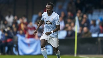 Pione Sisto conduce el balón en Balaídos durante el partido entre el Celta y el Eibar.