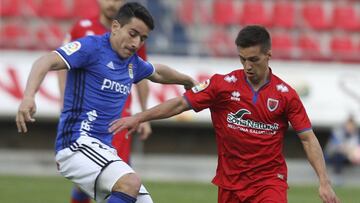 Jugadores del Numancia y del Oviedo durante un partido