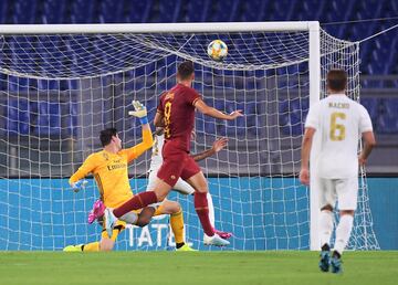 2-2. Edin Dzeko marcó el segundo gol de los romanos.