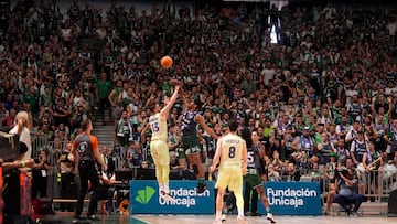 Kameron Taylor, alero del Unicaja, tapona el último tiro de Satoransky, base del Barça, que lanzaba de tres para ganar el partido. Detrás, toda la grada del Carpena.