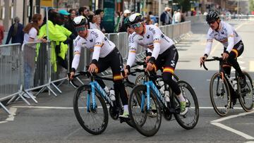 Aranburu, junto a Serrano y el resto del equipo español, en Glasgow.