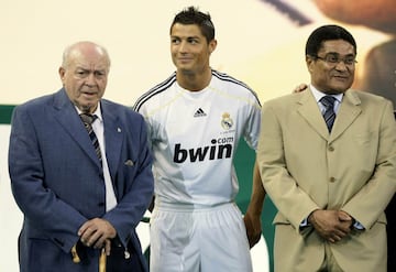 Cristiano Ronaldo en el estadio Santiago Bernabéu con Alfredo Di Stefano y Eusebio.