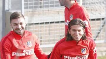 Siqueira y Filipe Luis.