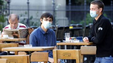 Zagreb (Croatia), 13/07/2020.- People wear face masks in Zagreb, Croatia, 13 July 2020. Croatian authorities have issued a directive for face masks to be worn in shops, cafes and restaurants, and on public transportation in a bid to slow down the spread COVID-19, which is caused by the SARS-CoV-2 coronavirus. (Croacia) EFE/EPA/ANTONIO BAT