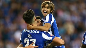 Rodrigo Mora celebra con sus compañeros el último gol del partido ante el Arouca.