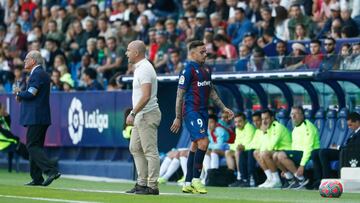 Paco López en la banda del Ciutat de València.
