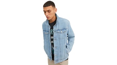 Ni bomber ni gabardina: esta chaqueta vaquera es la prenda que está triunfando esta primavera