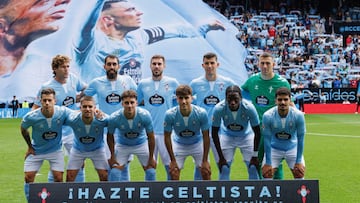 El once titular del Celta posa en formación durante los prolegómenos del partido contra el Girona en Balaídos, correspondiente a la octava jornada de LaLiga EA Sports 2024-2025.
