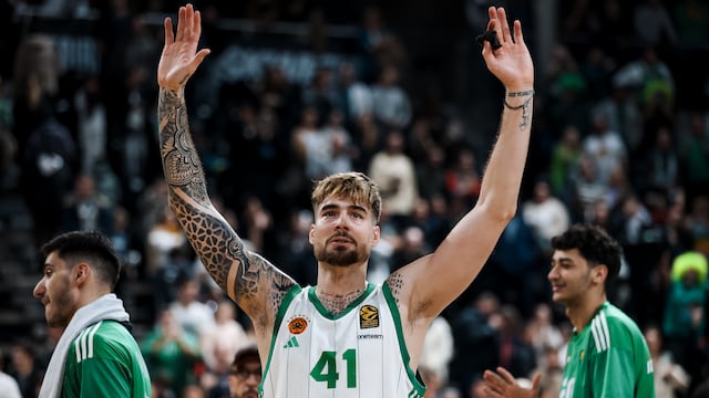 Juancho Hernangómez, ala-pívot del Panathinaikos, saluda a la grada tras el partido antes el Asvel Villeurbanne en la Euroliga.