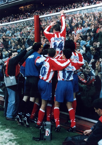 Simeone formó parte de la plantilla que en la temporada 1995-96 ganó el histórico doblete del Atlético. Disputó la final de Copa del Rey ante el Barcelona en Zaragoza el 10 de abril de 1996, la del gol de Pantic. Y también jugó el partido que le dio el título liguero al Atlético el 25 de mayo de ese año en un Vicente Calderón abarrotado como pocas veces. Simeone marcó el primer gol del partido y lo celebró a lo grande. Kiko sentenció más tarde. Simeone jugó tres temporadas y posteriormente se marchó a Italia. Dejó el recuerdo de un futbolista muy competitivo, con mucha hambre e inteligente. Formó en un centro del campo de leyenda con Caminero, Vizcaíno y Pantic.