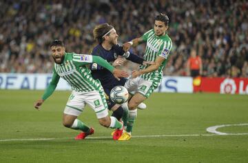 Sergio  Ramos enre Nabil Fekir y Bartra.