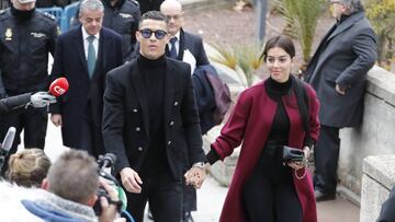 Cristiano Ronaldo, de la mano de su pareja, Georgina Rodr&iacute;guez a su entrada a la Audiencia Provincial de Madrid.