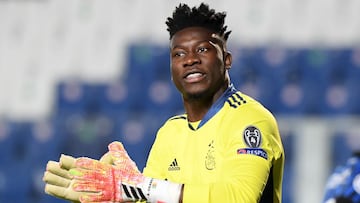 André Onana, jugador del Ajax, anima a sus compañeros durante un partido.