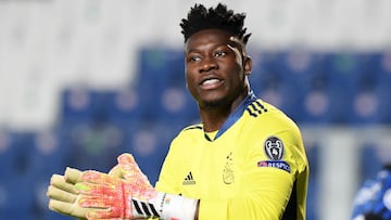 Andr&eacute; Onana, jugador del Ajax, anima a sus compa&ntilde;eros durante un partido.