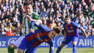 Tosca, luchando por un balón con Denis Suárez y con el otro Suárez, Luis, al fondo.