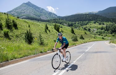 El también conocido como Valle Escondido destaca por el turismo de montaña, y también por los cicloturistas y aficionados a la bicicleta. En la cima han triunfado corredores como Perico Delgado, Laudelino Cubino, Tony Rominger, Chava Jiménez… y Roberto Laiseka, en una de sus tres victorias en La Vuelta. “En este puerto tuve que atacar tres veces para ganar”, cuenta a AS.