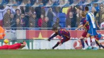 Bravo, tras la parada a la salida de un córner.