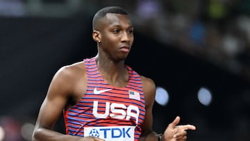 Erriyon Knighton saluda después de correr una de las semifinales de los 200m.