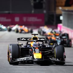 Verstappen se come al líder