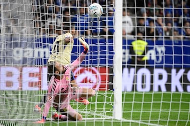 El portero del Oviedo siempre rinde a un gran nivel y ante el Barcelona hizo una primera mitad espectacular. Rashford lo intentó de todas las formas y el guardameta azul respondió a la perfección. Seguridad, concentración y una manos prodigiosas.