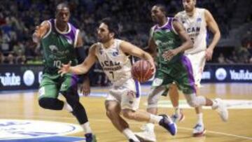 Facundo Campazzo avanza ante Will Thomas.