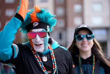 Aficionados de los Miami Dolphins fuera del estadio antes del partido.