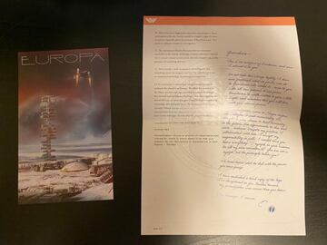 Una carta con información y lore del juego y un póster de Europa.