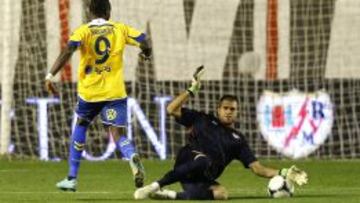 Rubén dio el balón con la mano fuera del área al parar un contraataque de Chrisantus y el meta del Rayo fue expulsado.