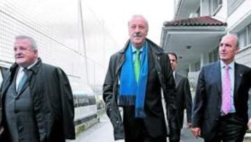 <b>EN TAJONAR. </b>Bel Bosque visitó ayer las instalaciones osasunistas con Izco y Camacho como anfitriones.