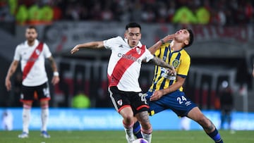 BUENOS AIRES, ARGENTINA - OCTOBER 16: Esequiel Barco of River Plate fights for the ball with Alejo Veliz of Rosario Central during a match between River Plate and Rosario Central as part of Liga Profesional 2022 at Estadio Más Monumental Antonio Vespucio Liberti on October 16, 2022 in Buenos Aires, Argentina. (Photo by Rodrigo Valle/Getty Images)