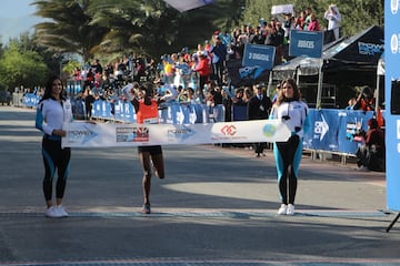 Monterrey vivió una fiesta importante con el Maratón Powerade, donde decenas de corredores desafiaron al frío para cumplir esta meta.