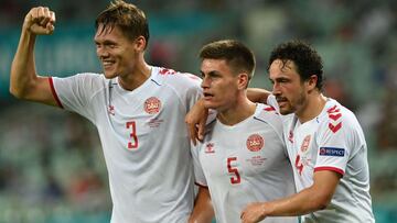 Vestegaard, Maehle y Delaney celebran uno de los goles de Dinamarca.