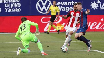 Aitor Fernández sale ante Raúl García.