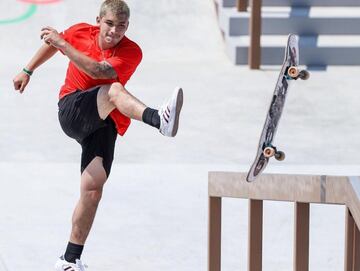 El 27 de agosto del 1999 nac¨ªa en Chiclayo (Per¨²) Angelo Caro, quien a los 10 a?os se subi¨® por primera vez a una tabla de skate. La tabla se la prest¨® su hermano mayor. Hoy en d¨ªa, Fabrizzio y todo el pa¨ªs vibran con este joven skater en un pa¨ªs en el cual el skate no es tan popular como en otros. En los Juegos Ol¨ªmpicos de Tokio 2020 fue ni m¨¢s ni menos que quinto clasificado. Y eso que no planch¨® lo que quer¨ªa. El s¨¢bado, en la Street Plaza, se podr¨¢ disfrutar de su pat¨ªn.