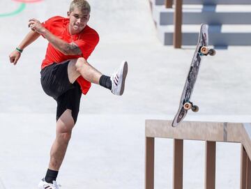 El 27 de agosto del 1999 nacía en Chiclayo (Perú) Angelo Caro, quien a los 10 años se subió por primera vez a una tabla de skate. La tabla se la prestó su hermano mayor. Hoy en día, Fabrizzio y todo el país vibran con este joven skater en un país en el cual el skate no es tan popular como en otros. En los Juegos Olímpicos de Tokio 2020 fue ni más ni menos que quinto clasificado. Y eso que no planchó lo que quería. El sábado, en la Street Plaza, se podrá disfrutar de su patín. 