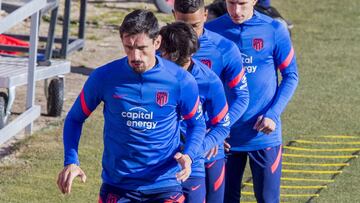 Savic encabeza un ejercicio en una sesión del Atlético.