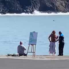 Desalojan a un hombre por posar desnudo frente al volcán