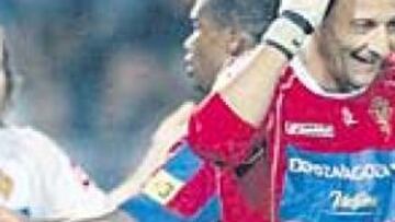 <b>INCREIBLE. </b>Los jugadores del Zaragoza no dan crédito al penalti señalado a Toledo.