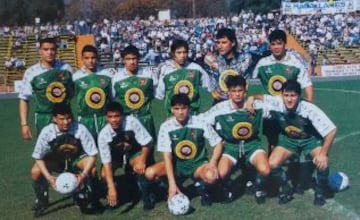 Puerto Montt ascendió por primera vez a la serie de honor en 1996. Arriba de izquierda a derecha: Manuel López, Walter Obregón, Víctor Cancino, Rodrigo Sotomayor, Marcelo León y John Ahumada. Abajo: Leonardo Ramírez, Nelson Villarroel, Edgardo Garcés, César Yáñez y Walter Otta.