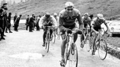 Antonio G&oacute;mez del Moral (c), en el Giro de Italia de 1967. 