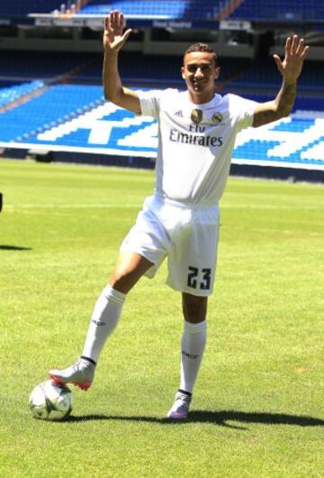 El lateral derecho brasileño Danilo Luiz Da Silva durante su presentación hoy como nuevo jugador del Real Madrid, en el estadio Santiago Bernabeu. 