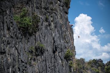 Las imponentes formaciones de piedra caliza de la Pequeña y Gran Laguna en la isla de Miniloc, que están a 40 minutos en bote del pueblo de El Nido, proporcionarán un magnífico telón de fondo para la inauguración de la temporada 