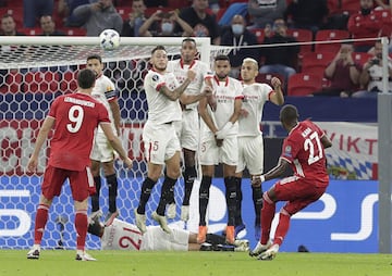 David Alaba en un lanzamiento de falta directa.