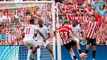 BILBAO (ESPAÑA), 29/09/2024.- El centrocampista del Athletic Jauregizar (3d) dispara a portería para anotar el 1-0 durante el partido de LaLiga entre el Athletic de Bilbao y el Sevilla disputado este domingo en el estadio San Mamés en Bilbao. EFE/ Miguel Toña