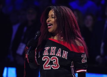 La cantante Chaka Khan interpretó el himno de Estados Unidos antes del encuentro.