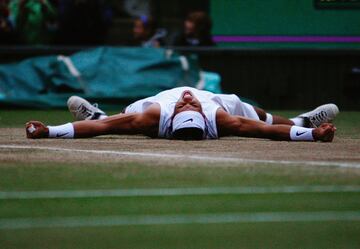 Alegría de Nadal tras vencer en la final de la final del individual masculino del Campeonato de Wimbledon 2008 ante Roger Federer. Este partido es considerado como el mejor partido de la historia del tenis. 