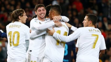 Valverde se abraza con Casemiro.